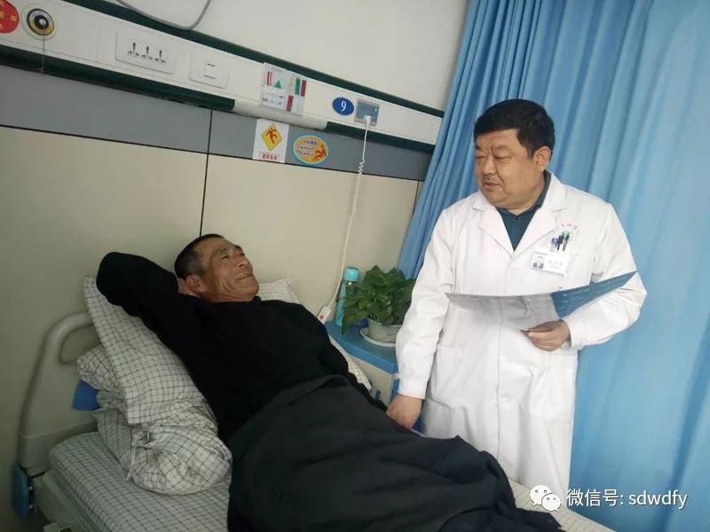 孙以民为病人介绍治疗方案