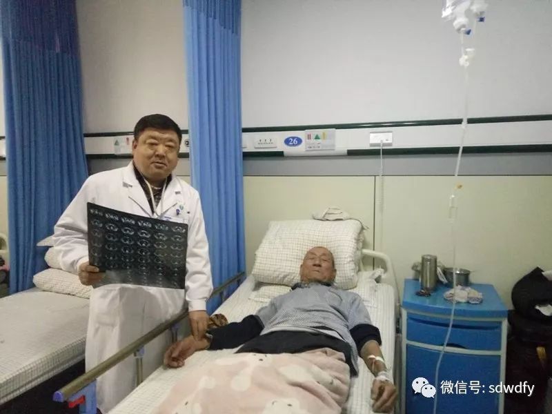 孙以民在为病人查房