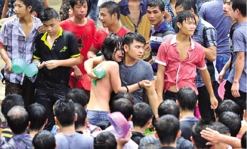 海南嬉水节女子遭遇性骚扰续 一人被调查(图)