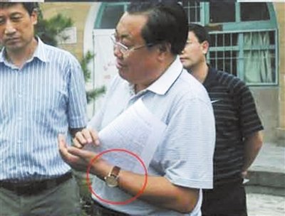 陕西安监局长称车祸现场微笑是让工作人员放松