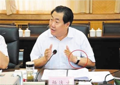 陕西安监局长称车祸现场微笑是让工作人员放松