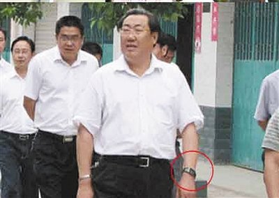 陕西安监局长称车祸现场微笑是让工作人员放松