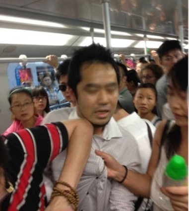 上海地铁2号线早高峰现偷拍男 警方正调查(图)