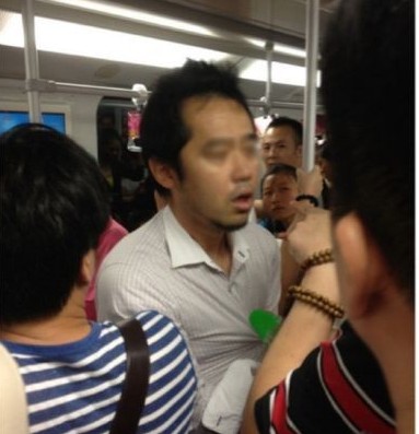 上海地铁2号线早高峰现偷拍男 警方正调查(图)