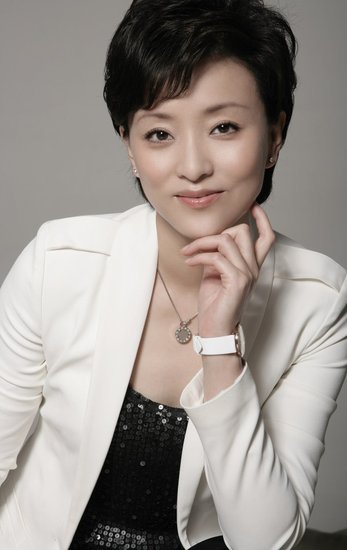杨澜否认加入美国国籍:从未拿过美国绿卡