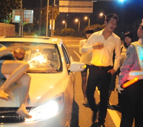 富二代一直咬定自己不属于“醉驾”并炫耀高科技遥控车