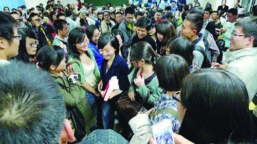 柴静赴清华大学演讲 称“你幸福吗”提问粗暴