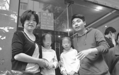 双胞胎“走失”28小时疑被绑架 原来饿晕在天台