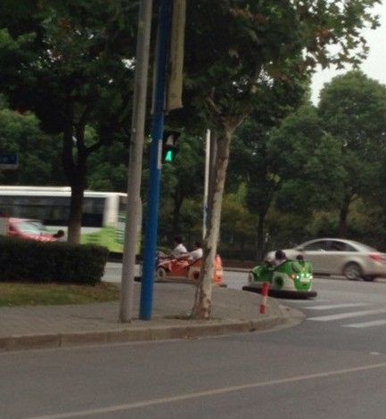 上海一游乐园4名员工开碰碰车回家
