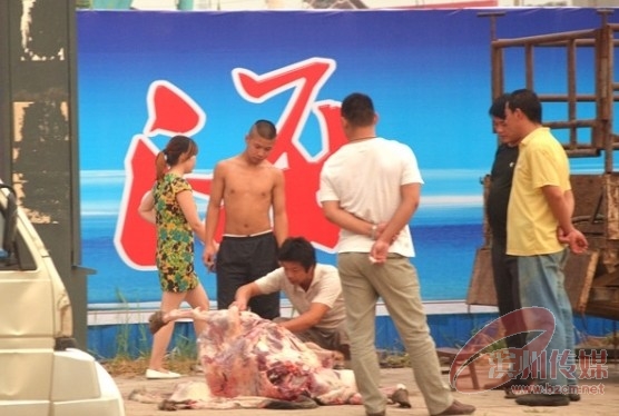 闹市街头惊现现场杀驴 闹市街头惊现现场杀驴