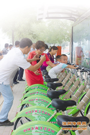 300辆公共自行车已安放到位 1小时免费骑车时间 300辆公共自行车已安放到位 1小时免费骑车时间