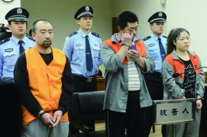 昨天,孙德国(左一)等三人杀人一案在二中院公开审理。首席摄影记者 吴宁/摄