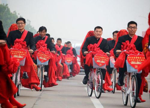 京博缘第三届集体婚礼35对新人迈火盆过马鞍 京博缘第三届集体婚礼35对新人迈火盆过马鞍