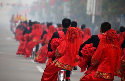 京博缘第三届集体婚礼35对新人迈火盆过马鞍 京博缘第三届集体婚礼35对新人迈火盆过马鞍