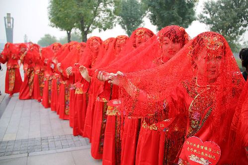 京博缘第三届集体婚礼35对新人迈火盆过马鞍 京博缘第三届集体婚礼35对新人迈火盆过马鞍