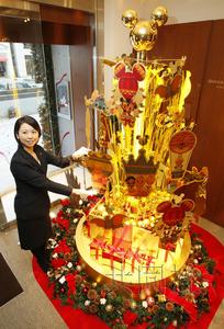 11月18日,田中贵金属珠宝公司在东京银座总店“GINZA TANAKA”推出以纯金迪士尼动漫形象装饰的价值5亿日元的纯金制圣诞树。