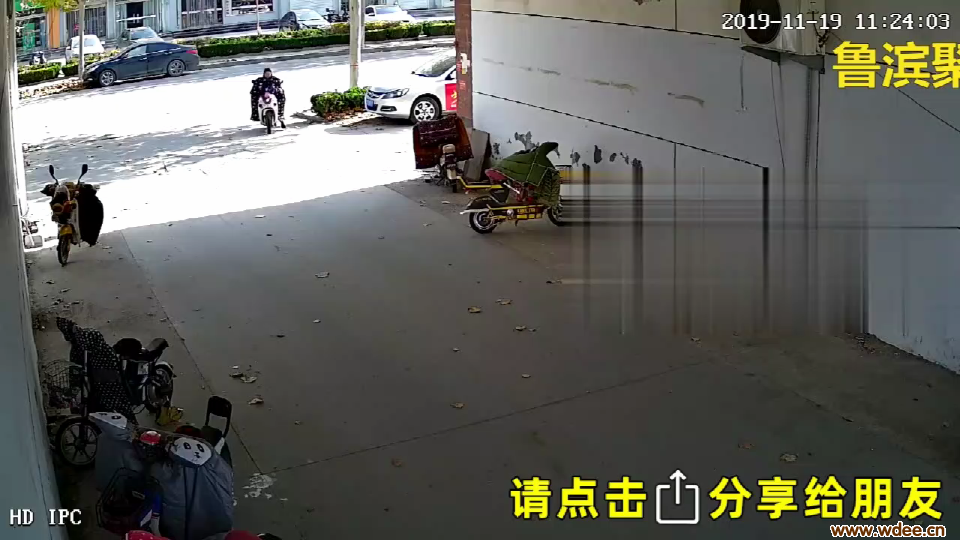 无棣蓝海商城一女子光天化日偷走别人的东西！监控拍下全过程